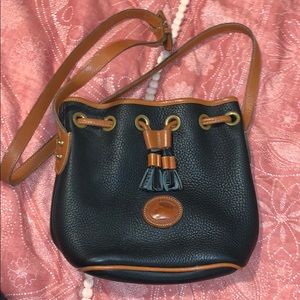 Dooney & Bourke bucket crossbody! ❣️
